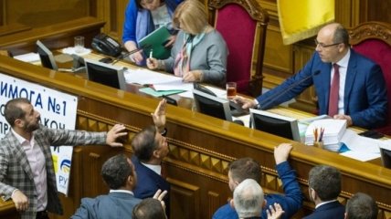 Депутаты просят отменить принятие закона о КС