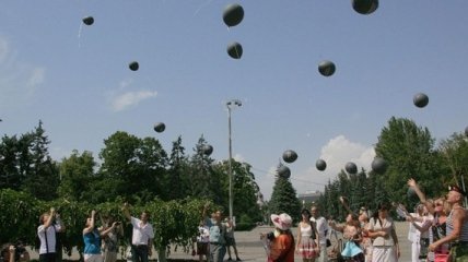 В Одессе запустили в небо черные надувные шары  