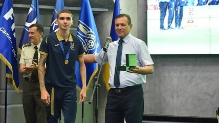 Игрок сборной Украины U-20 посвятил медаль чемпиона мира погибшему в АТО отцу