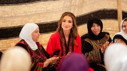 Снова в вышиванке: королева Иордании потрясла мир роскошным нарядом