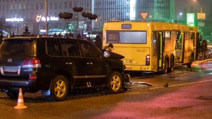 В Киеве Lexus въехал в автобус: пострадала семья с ребенком