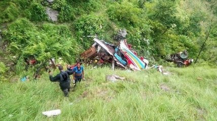 В Непале автобус упал в реку, десятки погибших