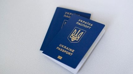Украинский паспорт – первый документ, который пограничники требуют во время выезда из страны