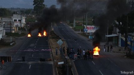 В Мексике во время протестов автомобиль въехал в полицейских 