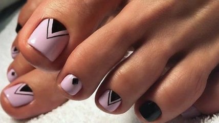 Педикюр 2019: стильный геометрический дизайн ногтей (Фото)