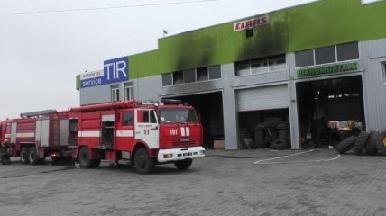 Сервис шиномонтажа вместе с грузовиками горел на Житомирщине