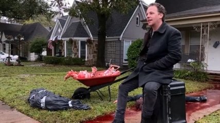 Художник превратил двор в сцену кровавого убийства на Хэллоуин (фото)
