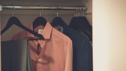 Как убрать складки на одежде без утюга