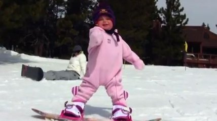 Годовалая малышка катается на сноуборде (видео)