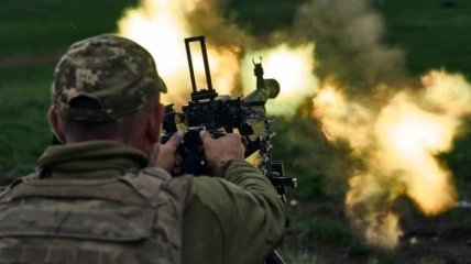 Украинские военные обороняются вдоль линии фронта