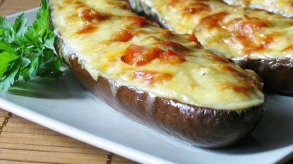 Баклажаны фаршированные курицей и сыром