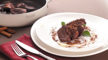 Утиная грудка, панированная в горьком какао и пряностях