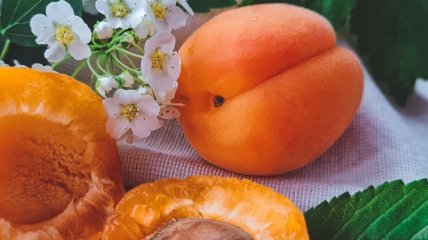 Для компотів можна залишати абрикоси цілими