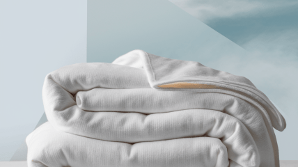 Одеяло можно очистить и без использования стиральной машины (изображение создано с помощью ИИ)