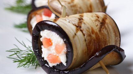 Рулетики из баклажанов с творогом