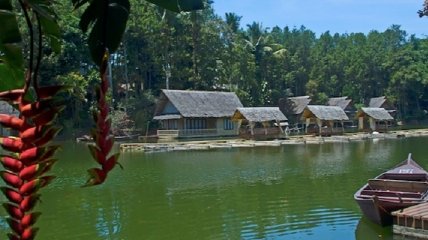 Индонезийская деревня погрузилась в «кровавую» реку (видео)