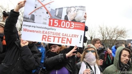 В Берлине протестовали против сноса Берлинской стены