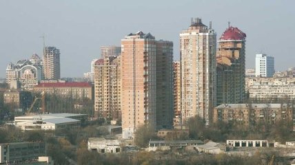 В Киеве продолжает дешеветь жилье