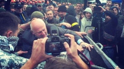 В Ровно активисты выбросили в мусорку запредседателя ОГА