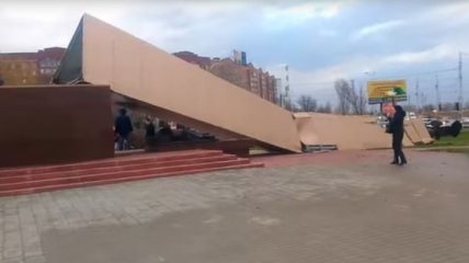 Памятник строителям в Волгодонске снесло ветром (Видео)