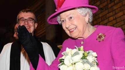 Королева Елизавета II была замечена в пальто самого модного цвета 2018 года
