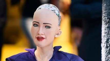 Робот София поражена "амбициозностью, молодостью и привлекательностью" Гройсмана