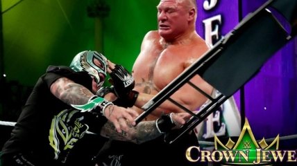 Леснар добил Веласкеса стулом на турнире WWE (Видео)