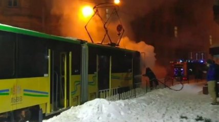 Пассажиры тушили снежками: во Львове загорелся трамвай (видео)