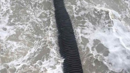 Из-за шторма побережье завалило трубами с Керченского моста (Видео)