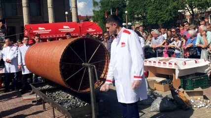 Тернопольский мясокомбинат приготовил рекордную колбасу 
