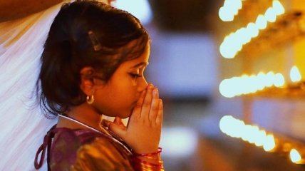 Как молятся дети разных религий (видео)