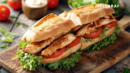 Сэндвич с курицей – сытный и простой перекус (изображение создано с помощью ИИ)