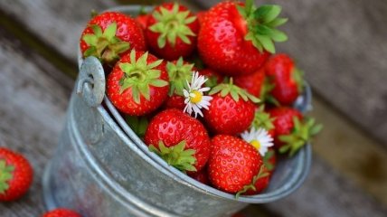 Клубничный скандал: в Австралии арестовали женщину, которая прятала иголки в ягоды