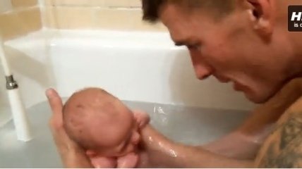 Первое купание с папой (трогательное видео)