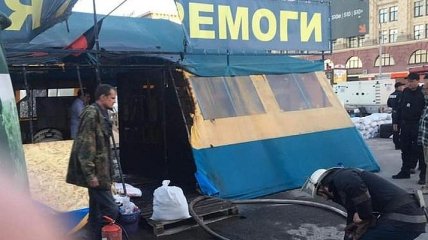 В Харькове подожгли волонтерскую палатку: фото