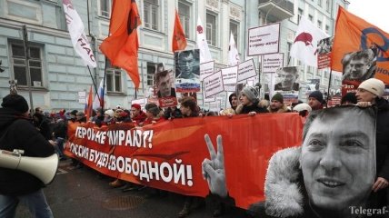Тысячи поклонников Немцова вышли на марш в Москве