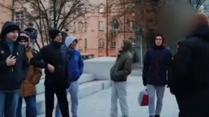 Жители Харькова за деньги вышли на фейковый митинг в поддержку кровавого маньяка