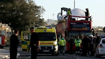 Туристический автобус в Мальте столкнулся с ветвями: двое погибших