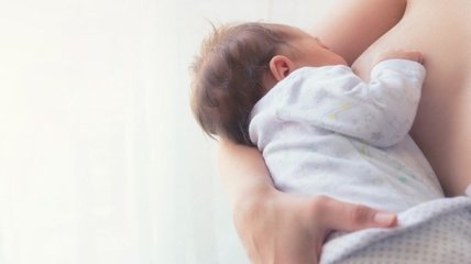 Как правильно кормить ребенка грудью: лучшие позы для грудного вскармливания