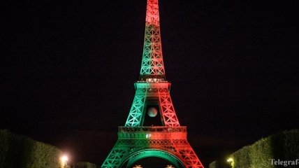 Парижские власти закрыли Эйфелеву башню из-за хулиганства болельщиков