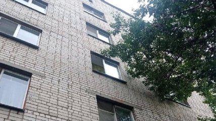 Пока мама отвернулась: в Черкассах пятилетняя девочка упала с третьего этажа на асфальт (фото)