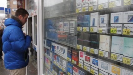 Украинцы все чаще курят контрафактные сигареты