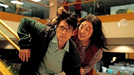 За эту роль легенда боевиков в стиле кунг-фу Мишель Йео (справа) получила свой первый "Оскар"