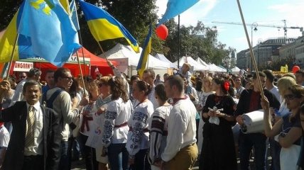 Украинцы в вышиванках прошли по центру Варшавы