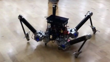 Как тебе такое Boston Dynamics?: Четвероногий робот-паук держит равновесие на двух "лапках"