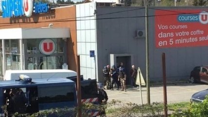 Во Франции вооруженный мужчина захватил заложников в супермаркете