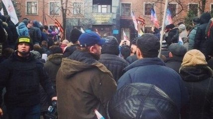 Митинг под российскими флагами проходит в Донецке  