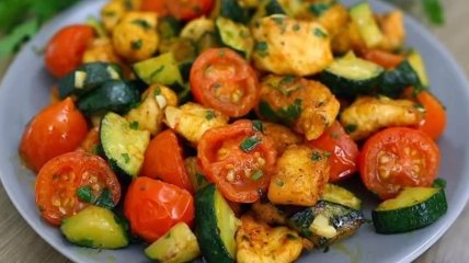 Курка з овочами — чудовий варіант вітамінної вечері