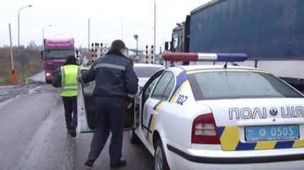 Полиция Украины предложила сопровождать грузовики РФ за деньги