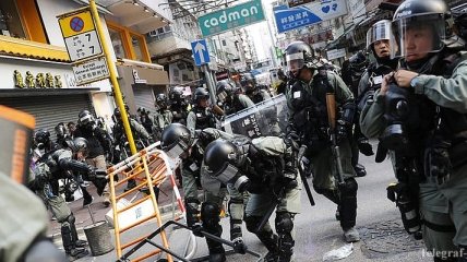 Полиция снова применила слезоточивый газ в Гонконге (Фото)